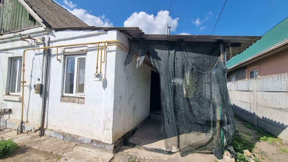 Оренда будинка на Шуменському . Авто у дворі .