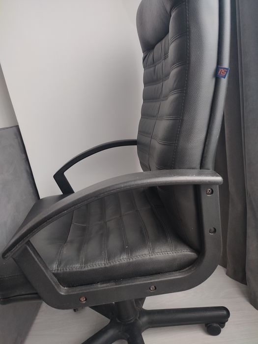 Офісне крісло в нормальному стані