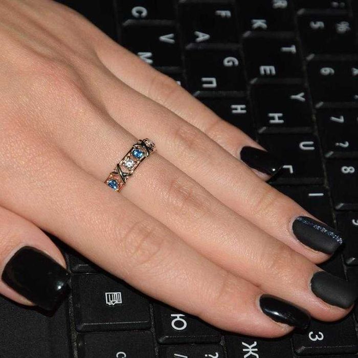 Кольцо из золота с топазами