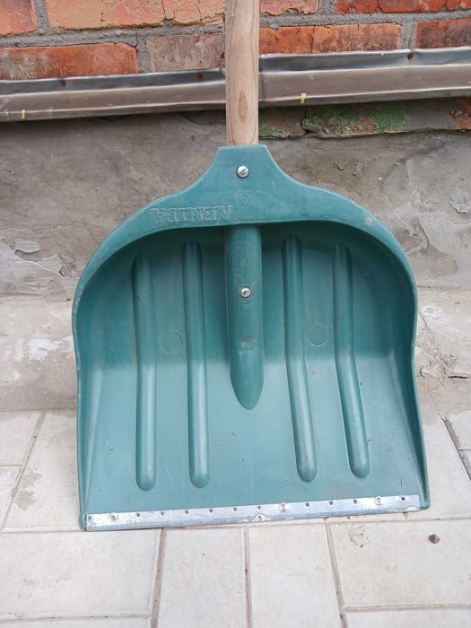 Садовый инвентарь (лопаты, грабли, ледорубы)