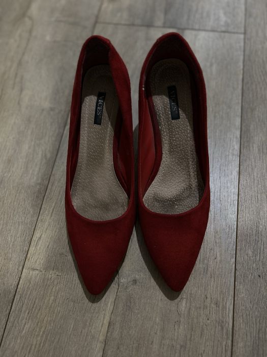 Czerwone buty na obcasie/słupku