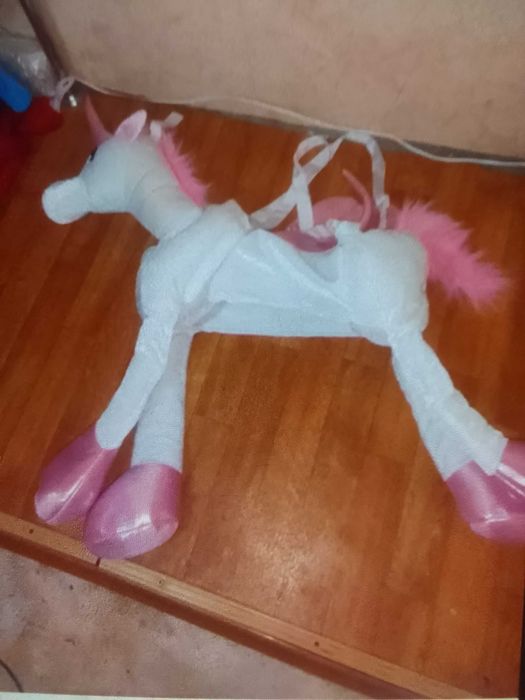 мягкий Единорог ,а ребенок всадник