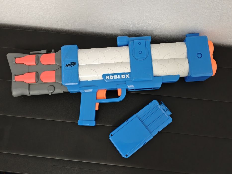 Nerf Roblox com motor lança dardos