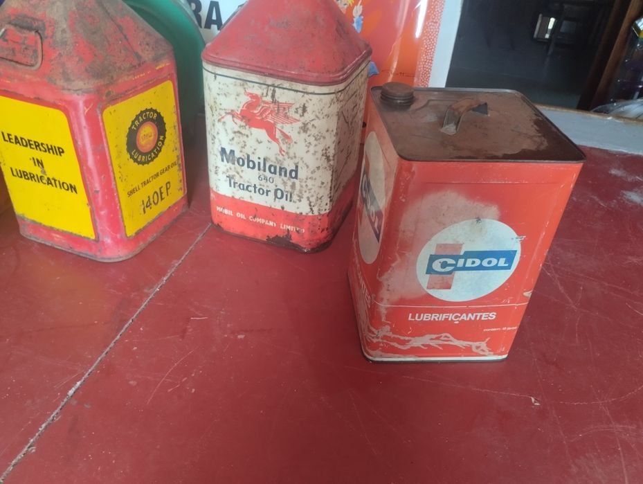 Latas de óleo antigas