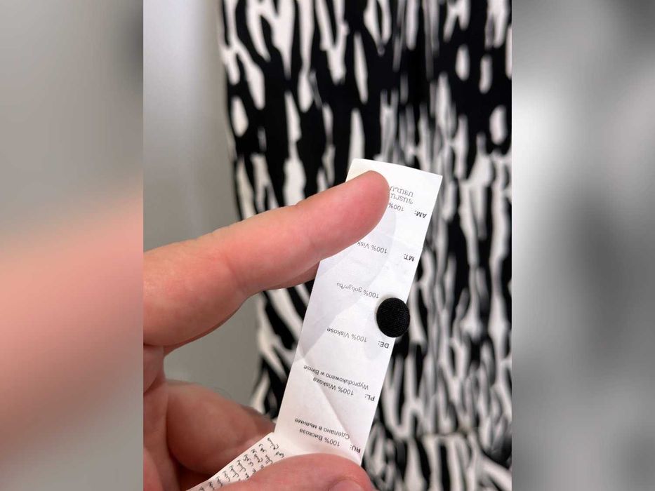 Sukienka czarna animal print ze stójką i bufkami M