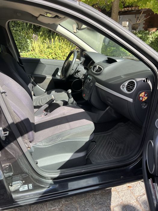 Renault Clio 1.2 16V 2010 – 5 Portas – Preto
