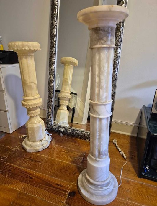 Pilar de marmore com luz internas