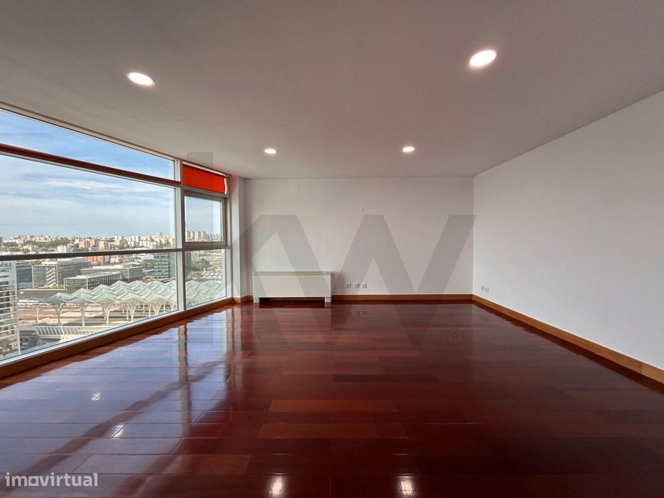 Duplex with 2 Bedrooms on the 23rd Floor Featuring Panoramic Views – Avenida do I