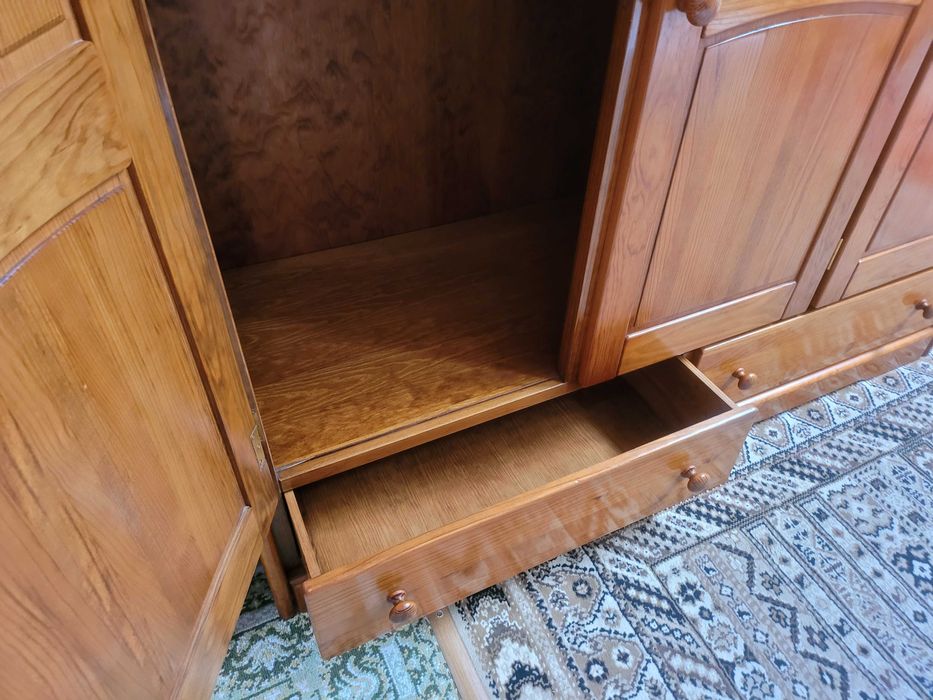 Roupeiro em madeira maciça com três portas e três g