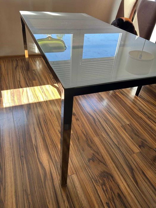 Mesa com tampo de vidro com 6 cadeiras