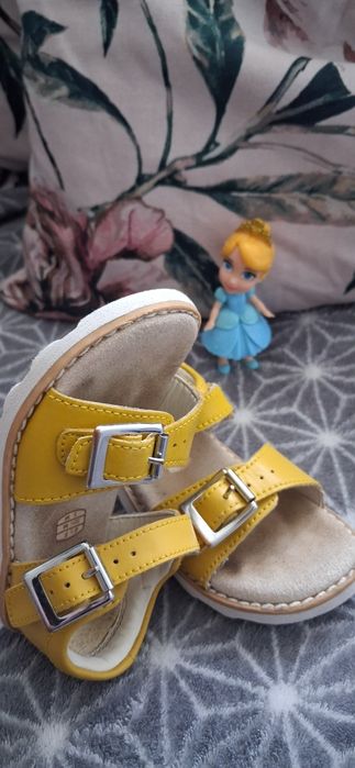 Sandałki dziewczęce marki Clarks.