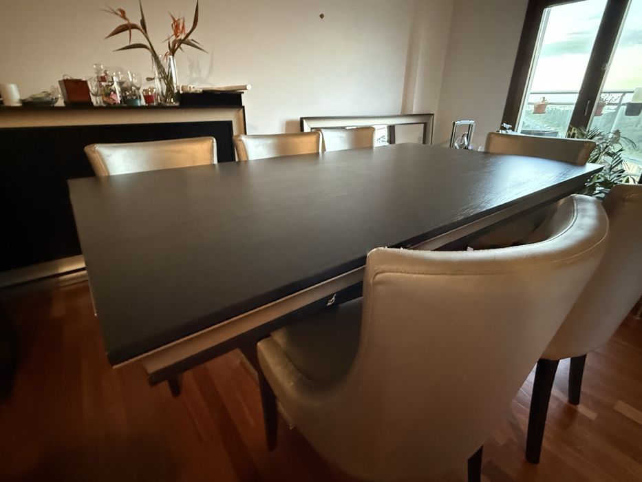 Mesa de sala extensivel  - 12 pessoas sentadas