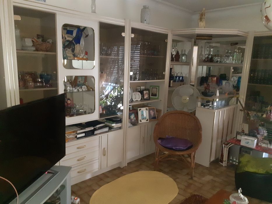 Móveis e motas entre outras coisas de interiores de casa