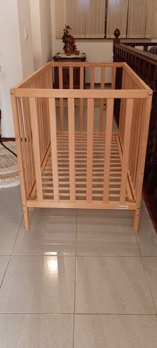 Berço de bébé com colchão