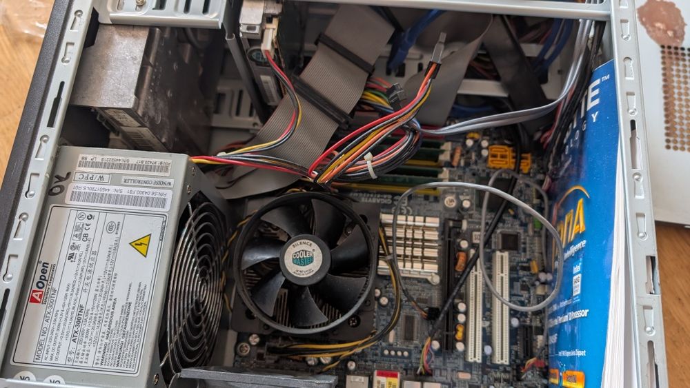 Zestaw komputerowy retro do zapisu i odczytu z dyskietek