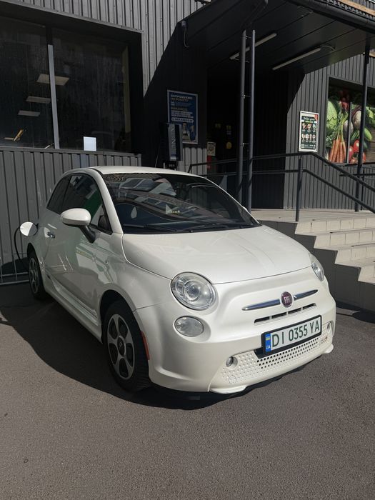 Машина Fiat 500e 2016