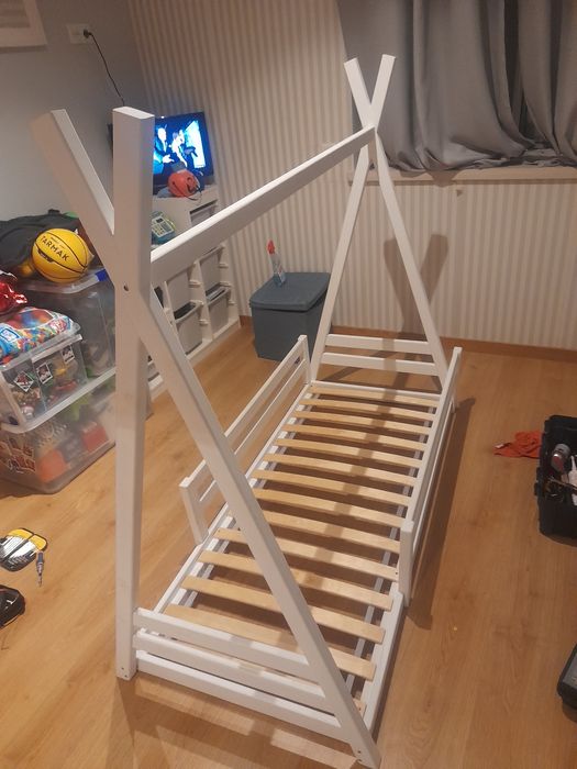 Cama montessori,feita à mão,que inclui; colchão,resguardo.