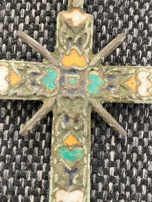 Brązowy, emaliowany krzyż  z XVIII wieku.