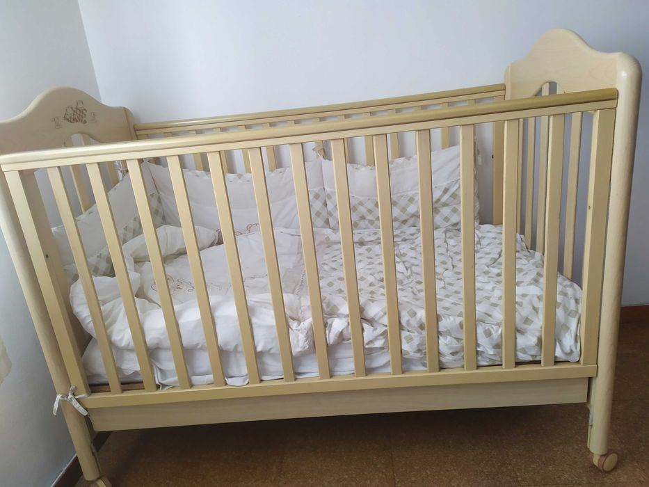 Berço em madeira trabalhada com rodas