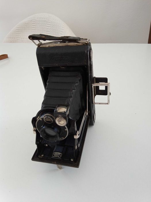 Câmara fotográfica antiga ZEISS IKONTA. Relíquia.