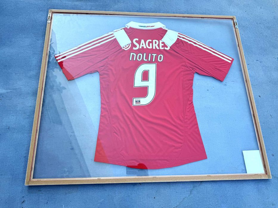 Camisola oficial do Benfica assinada por todo o plantel 2011/2012