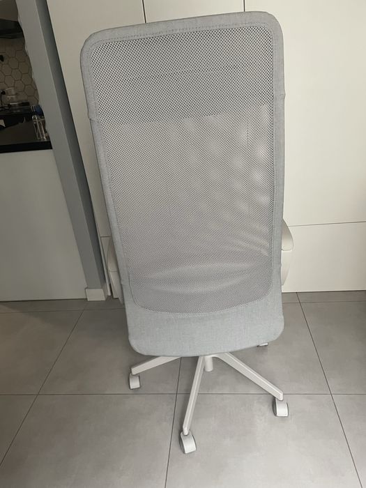 Jasnoszare krzesło biurowe Marcus IKEA w świetnym stanie