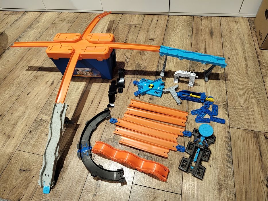 Hot wheels skrzyneczka + różne elementy