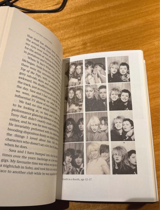 Livro “Bananarama Really Saying Something”