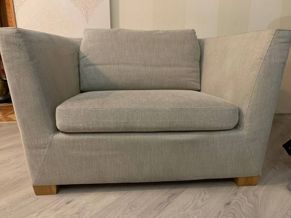 Зручне тканинне крісло