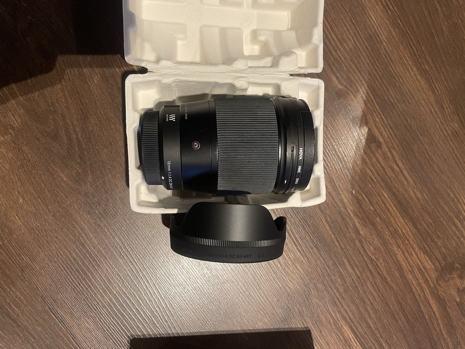 Sigma 16mm F1.4 DC DN Contemporary z filtrem Hoya – Micro 4/3 (MFT)