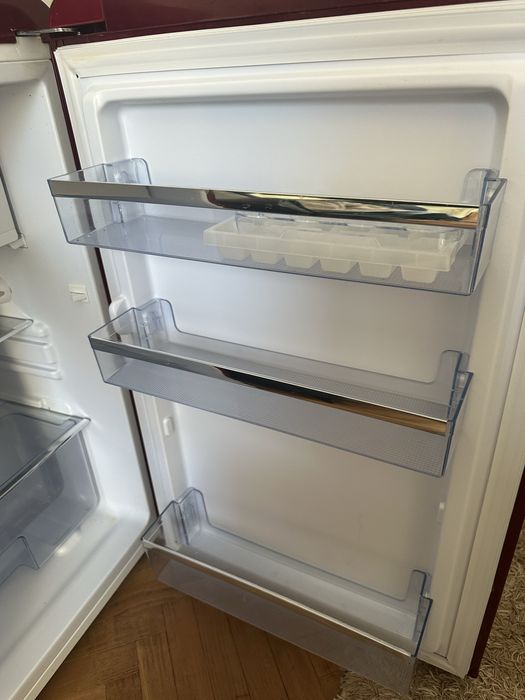 Lodówka Amica bordowa