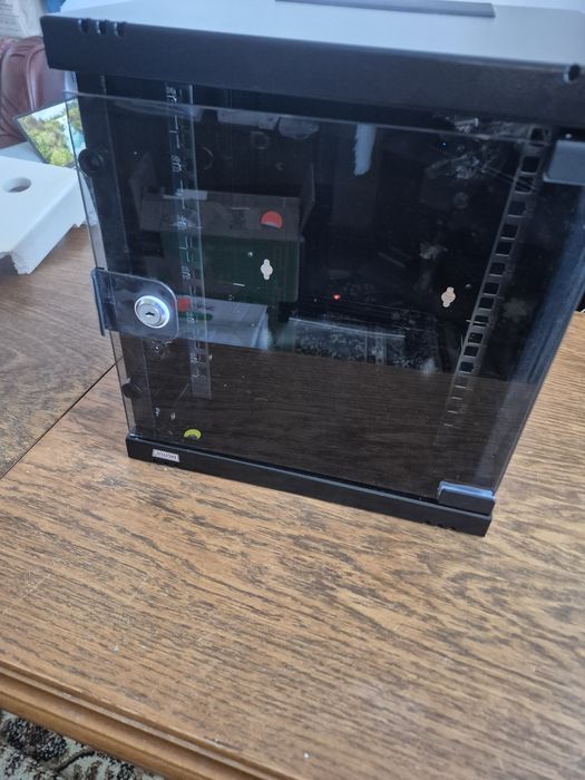 Szafa rack 10" Digitus 6U wisząca zamykana czarna