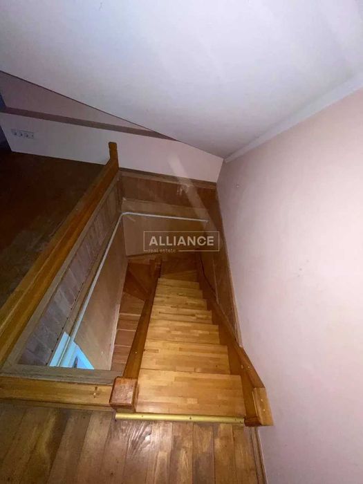 Добротний будинок з усіма комунікаціями в передмісті!