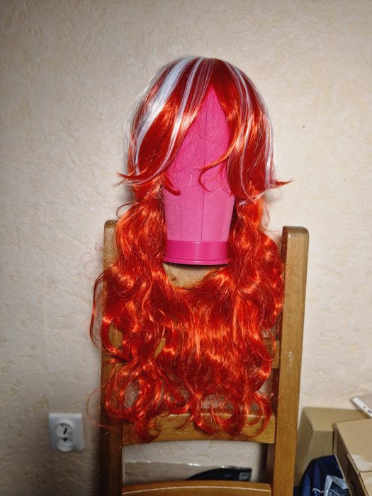 Peruka cosplay długie kręcone czerwone włosy z białymi pasemkami