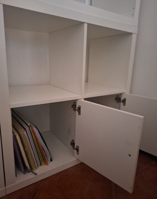 Estante branca Kallax (Ikea), personalizada com 2 portas de madeira laqueada