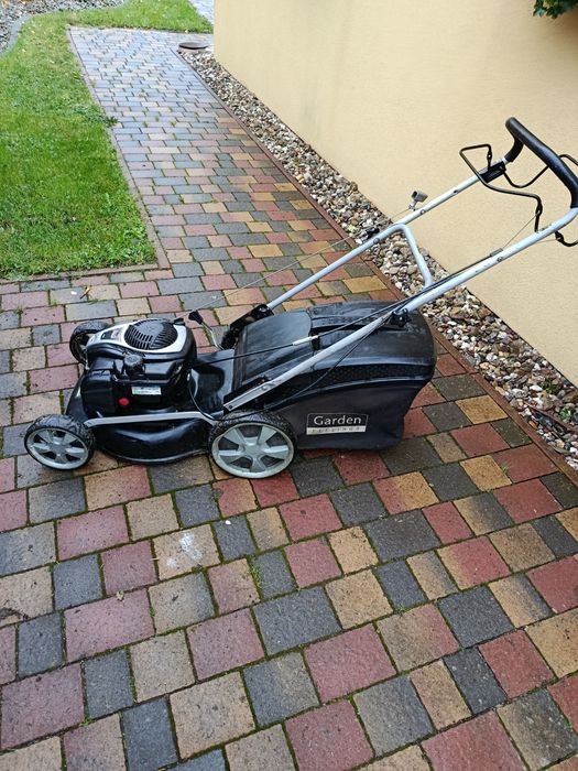 Kosiarka spalinowa z napędem z silnikiem B&S 550e