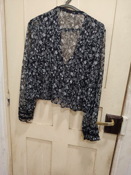 5€ blusa tamanho 36 entrego em rio tinto ou envio CTT