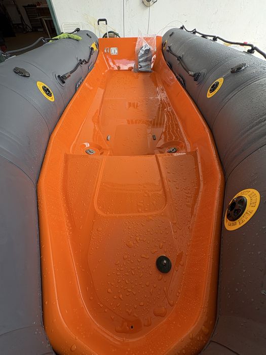 Zodiac 420 casco e flutuadores novos