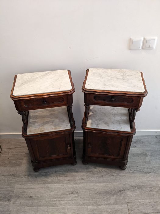 Par de mesas cabeceira com mármore; bedside table with marble
