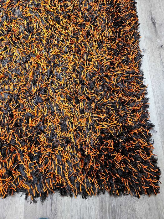 Carpete castanha e laranja de pêlo.
