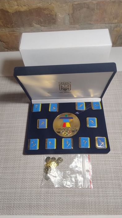 Набор значков и медаль. Зимние Олимпийские игры в Ванкувере 2010