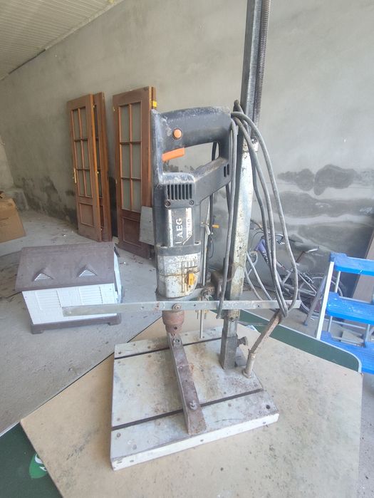 Maquina de furar AEG