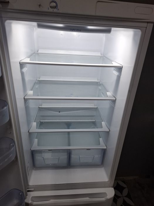 Lodówka Indesit Lodówka-zamrażarkę 185