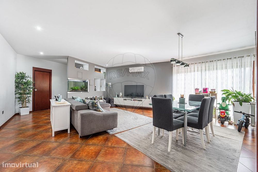 Apartamento T2 com Garagem Fechada em Oliveira (Santa Maria)