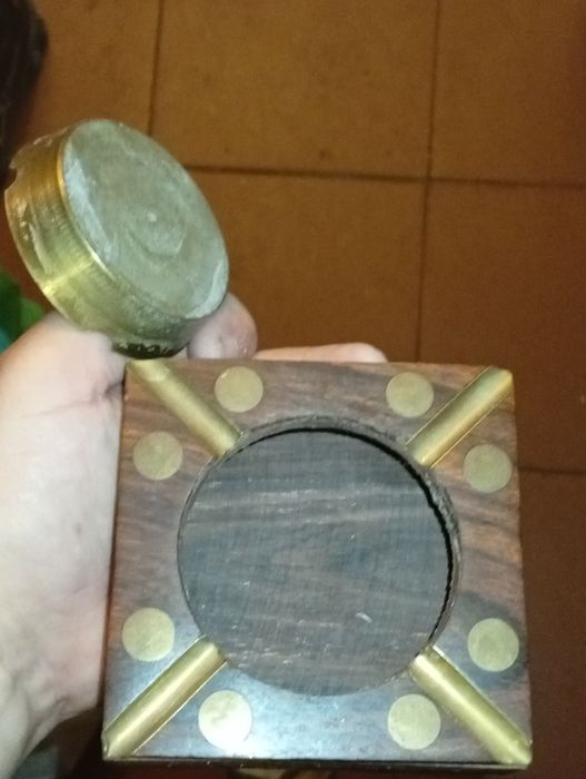 Cinzeiro em Metal e Madeira