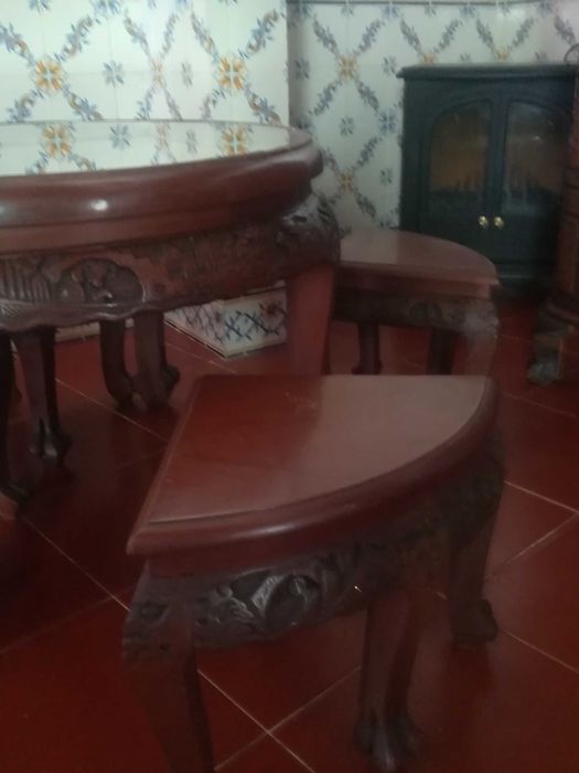Mesa de sala com 4 bancos madeira trabalhada