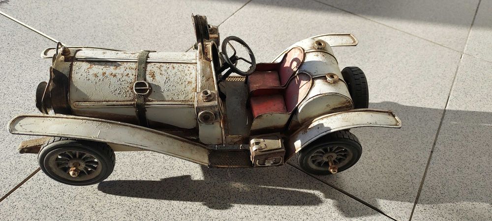 Peça decorativa réplica de calhambeque branco