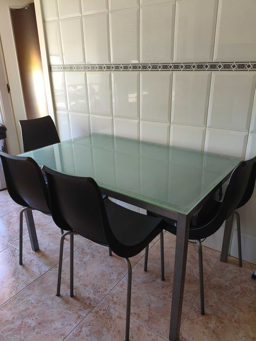 Mesa de cozinha em vidro com 4 cadeiras