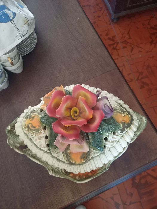 Terrina antiga de porcelana - pintada à mão