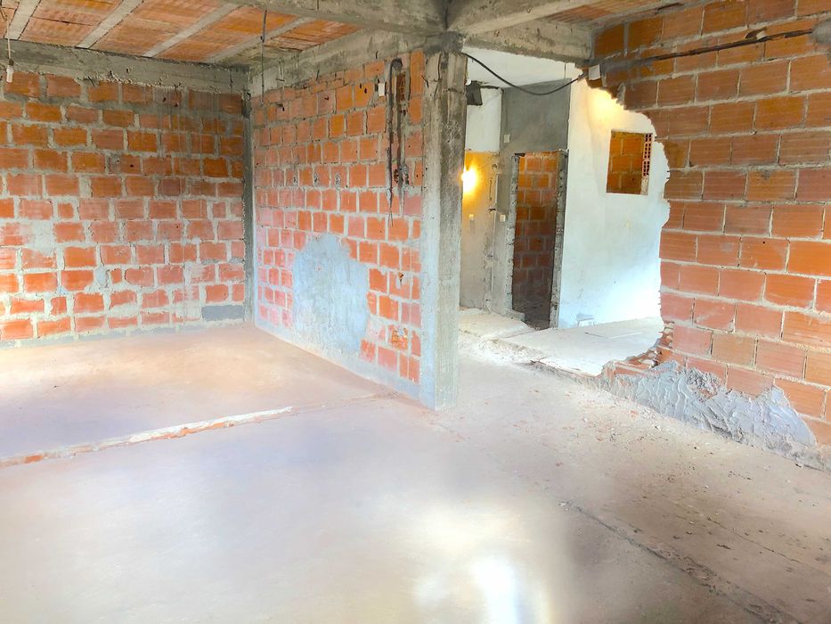 Terreno com 650m² e casa de 160m² para renovar em Azeitao